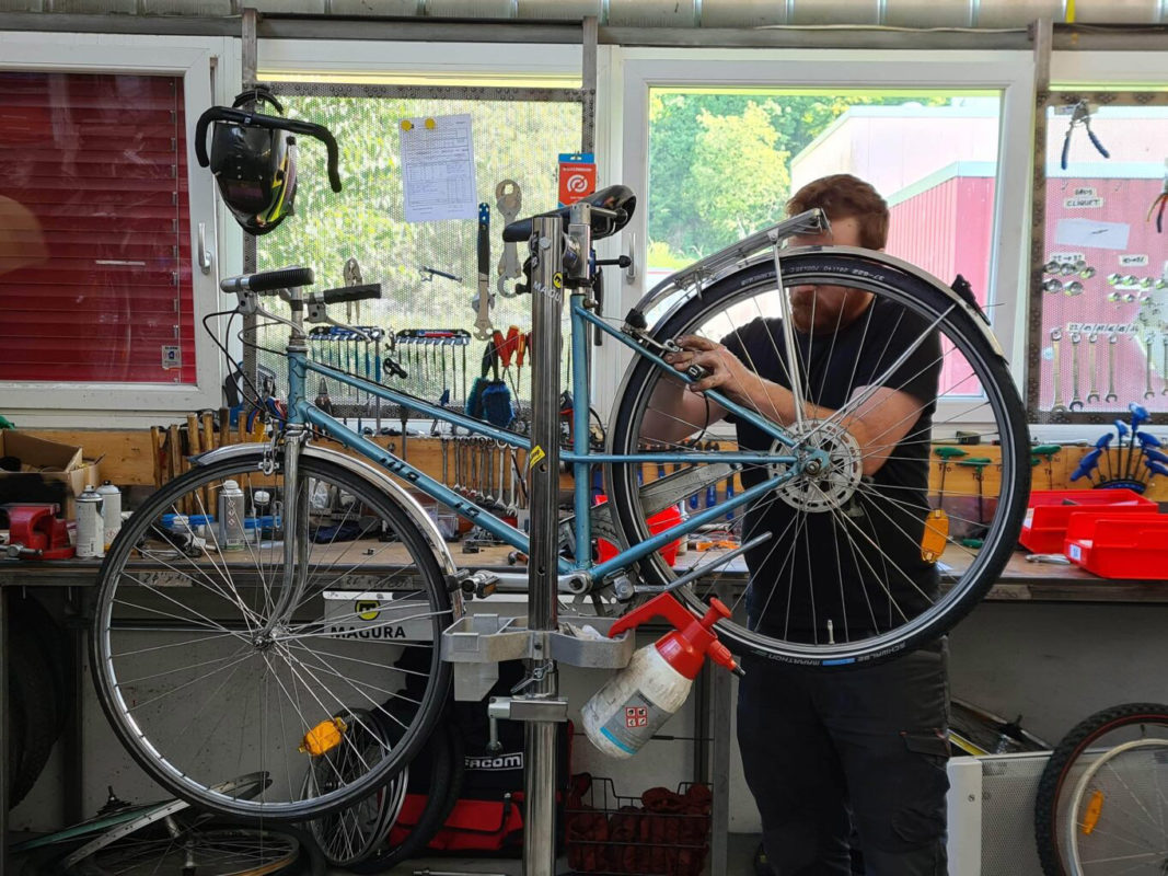 Les vélos d’occasion sont réparés et révisés dans l’atelier d’Ateapic à Yverdon.