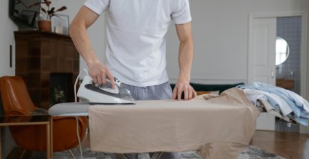 guide essentiel d'entretien d'habits : une pile d'habits propres