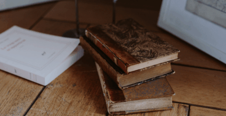 Une image de quatre livres posés sur le sol