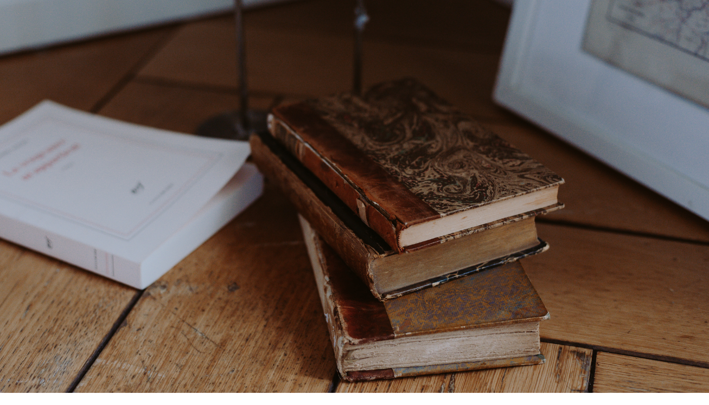 Une image de quatre livres posés sur le sol